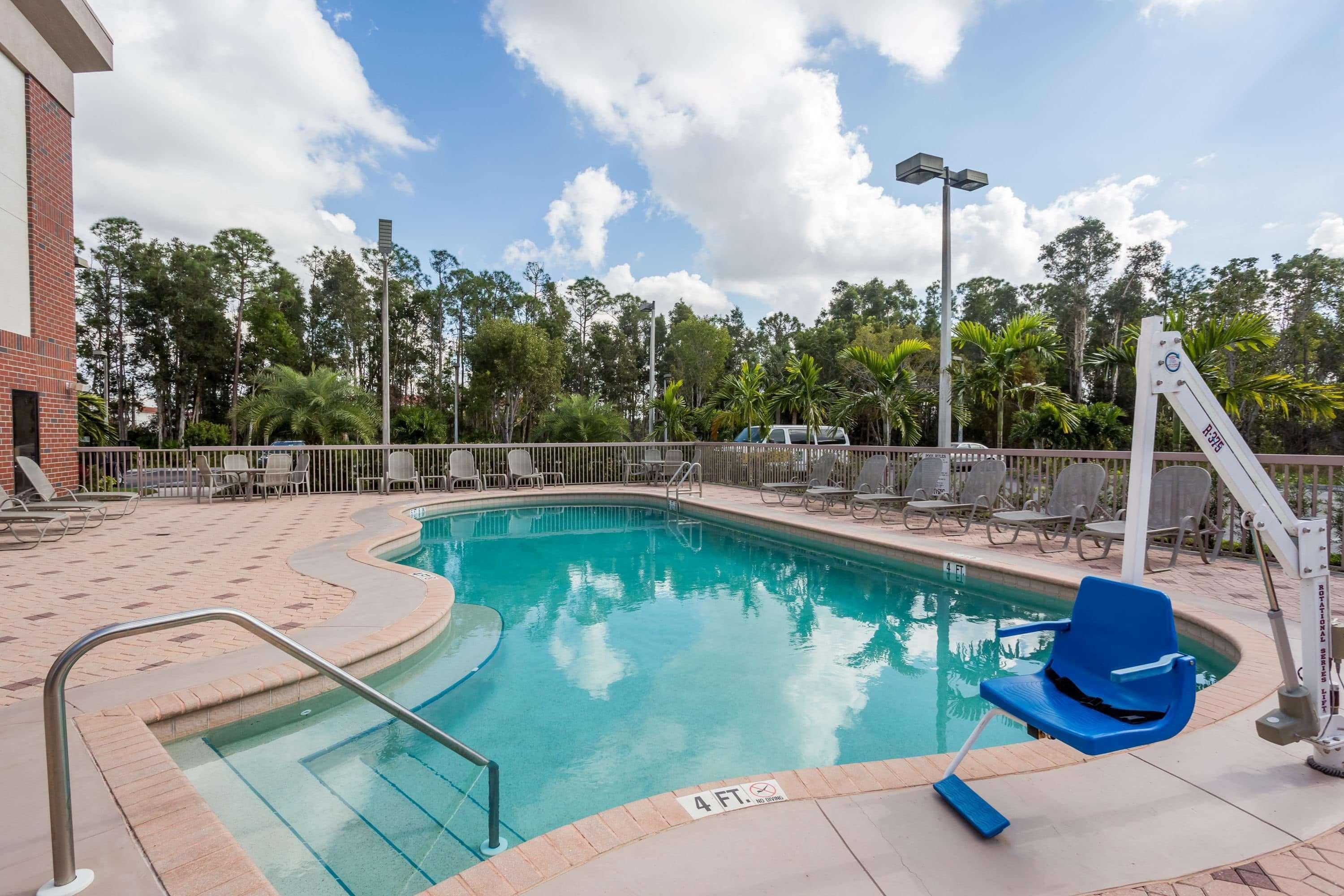 Days Inn & Suites By Wyndham Fort Myers Near Jetblue Park Exterior photo