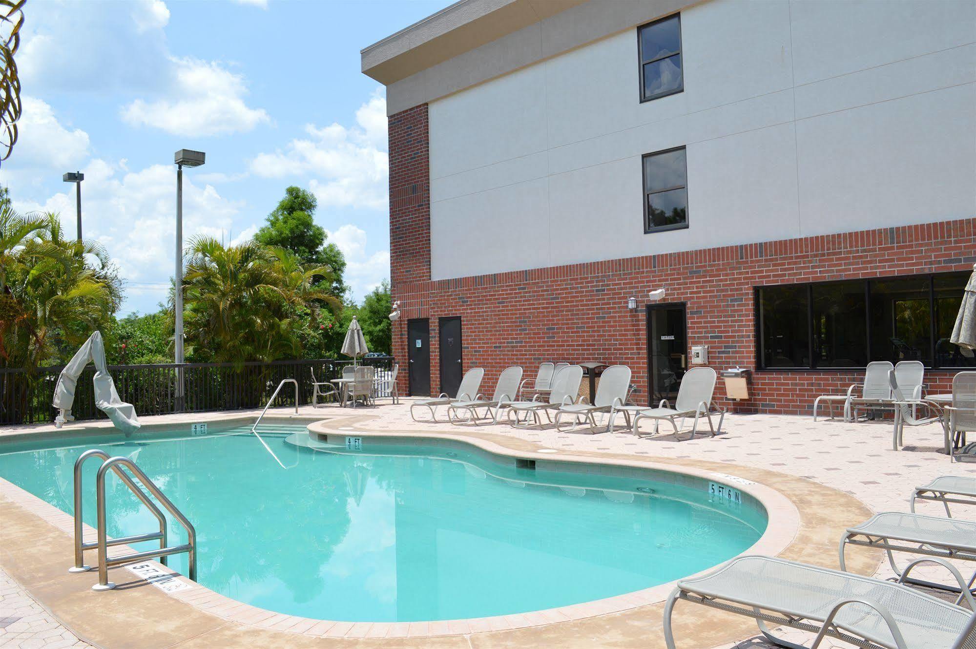 Days Inn & Suites By Wyndham Fort Myers Near Jetblue Park Exterior photo